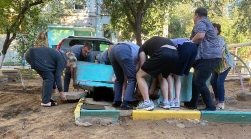 Гибель ребенка на детской площадке в Астрахани оценили в 2,5 миллиона рублей