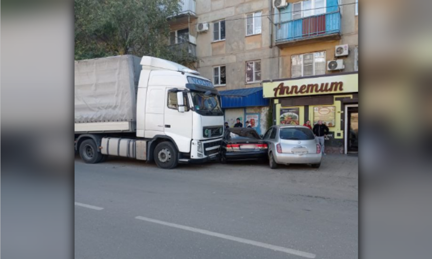 Неадекватный водитель грузовика снёс три машины в Трусовском районе Астрахани