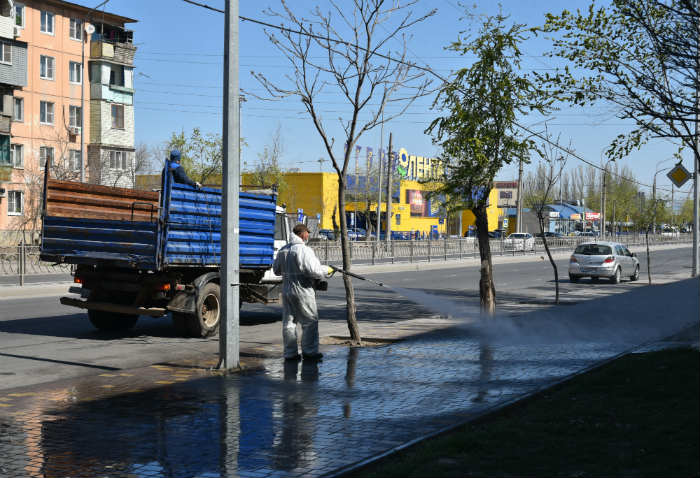 В Астрахани продолжают мыть и обеззараживать улицы
