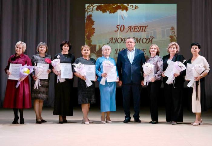 Спикер астраханского парламента Игорь Мартынов поздравил с юбилеем Камызякскую школу 