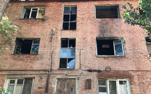 Сгоревшее в Астрахани на прошлой неделе общежитие должны расселить