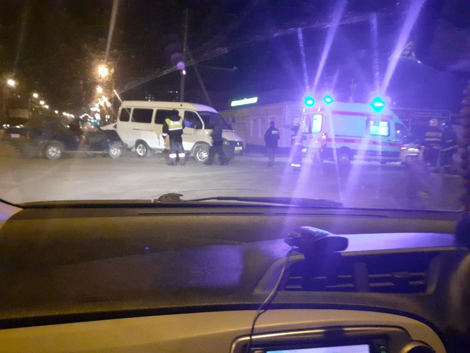 В Астрахани легковушка столкнулась с маршруткой: видео