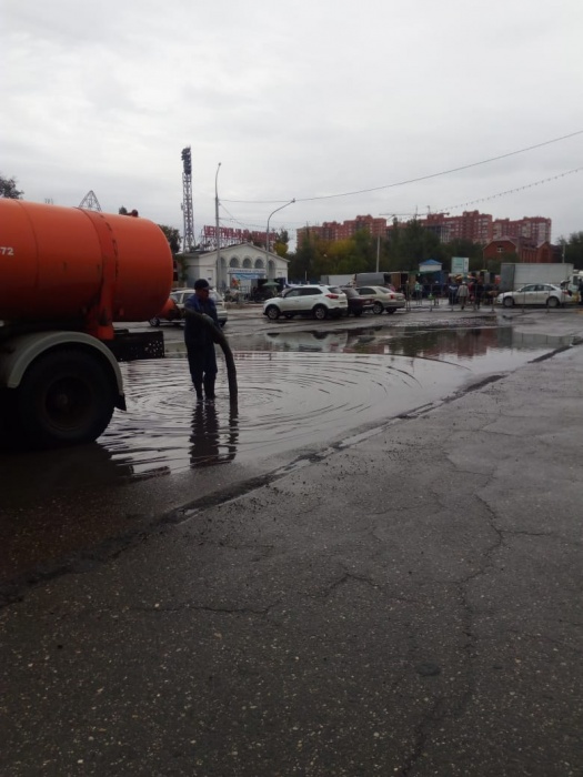 Астраханских водителей просят не мешать спецтехнике: с улиц города откачивают воду