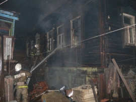 На крупном пожаре в Астрахани спасли девять человек