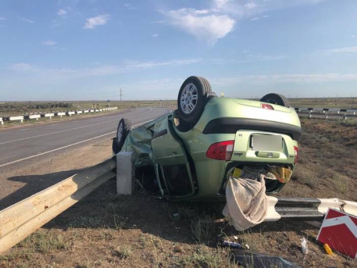 Астраханке стало плохо за рулём: перевернулся автомобиль с ребёнком