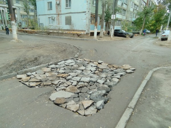 Астраханец собственноручно залатал большую яму кусками старого асфальта
