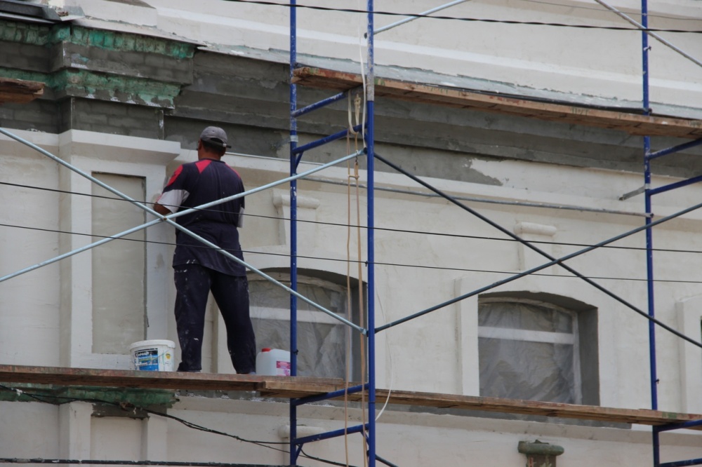 В Астрахани ремонтируют два старинных особняка