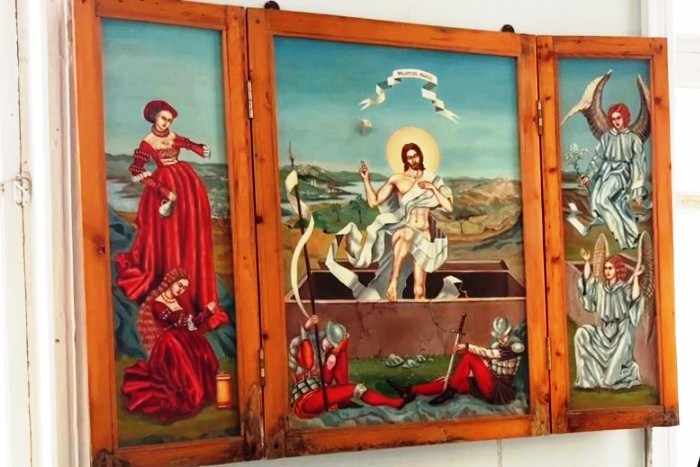 В Астрахани полиция вернула в церковь триптих, похищенный три года назад 