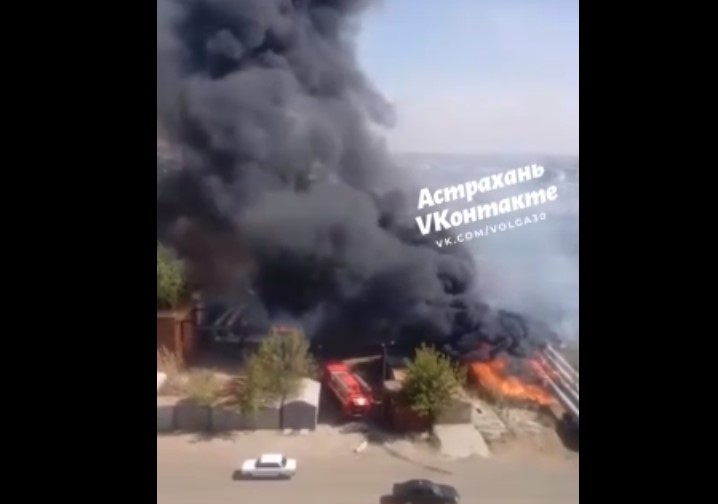 Спасатели тушат сильный пожар на Звездной в Астрахани