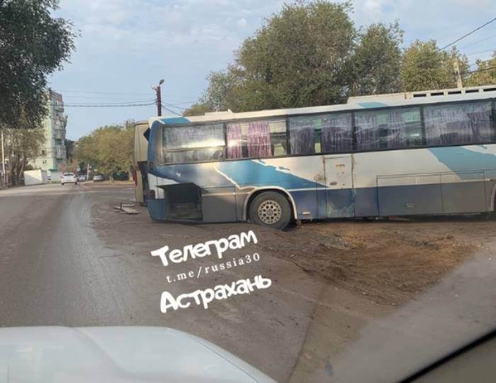 В Астрахани провалились два автобуса