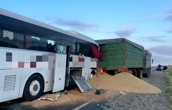 Следовавший по маршруту Астрахань – Ставрополь автобус из-за заснувшего водителя врезался в КАМАЗ