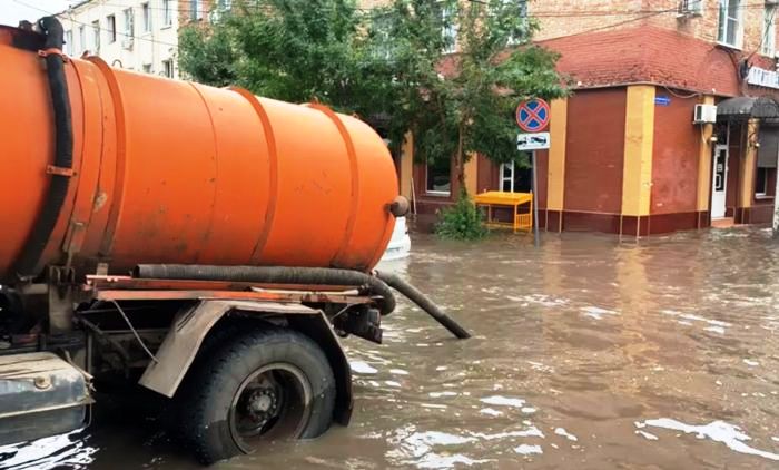 В Астрахани коммунальные службы работают над последствиями ливня