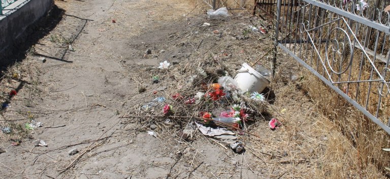 Астраханцы массово жалуются на захламленность на городских кладбищах