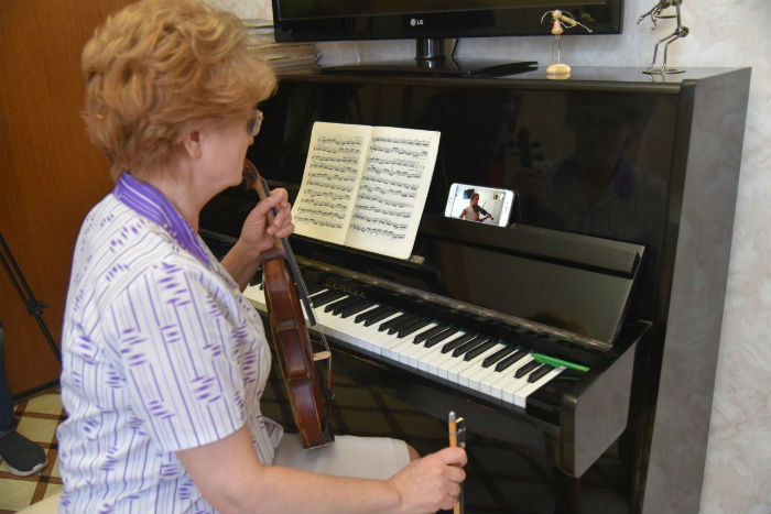 Астраханские школы искусств продолжают занятия