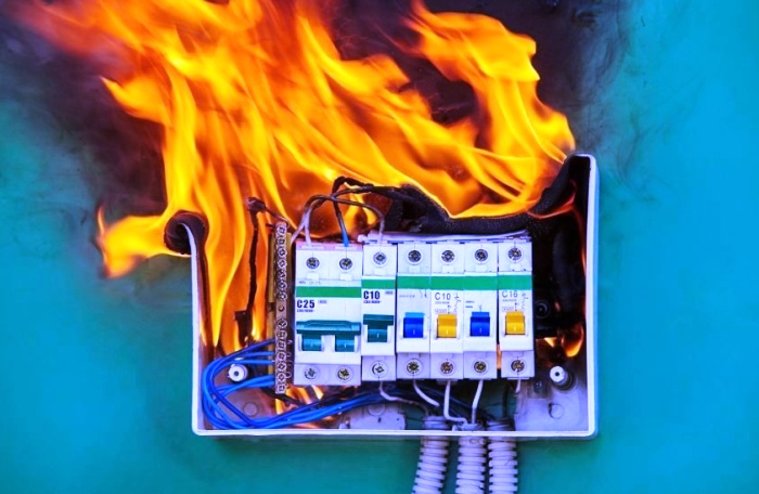 Под Астраханью пожар в промзоне потушили за минуты, но пострадали трое человек