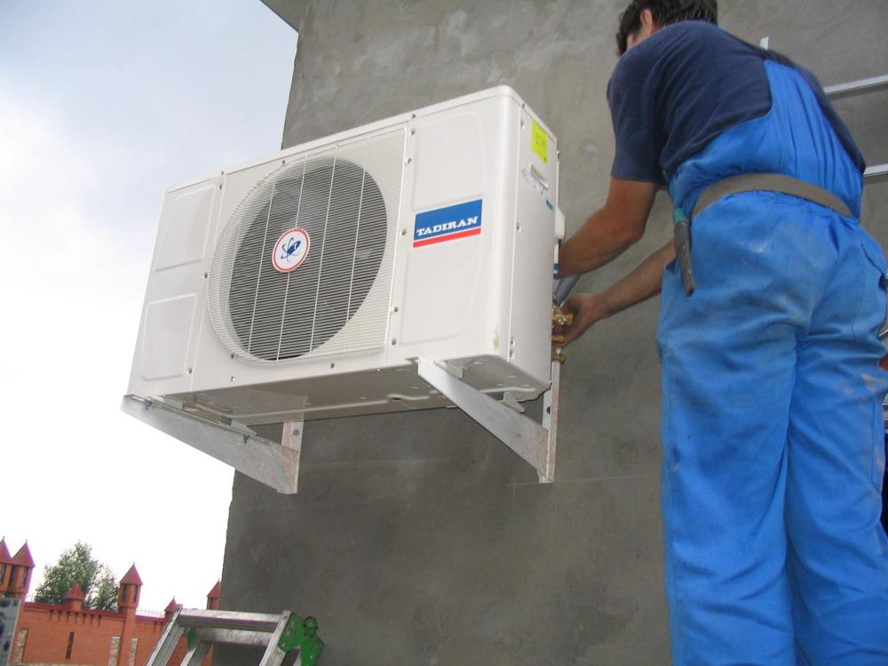 В Астрахани разбился насмерть, упав с 12 этажа, монтажник сплит-систем