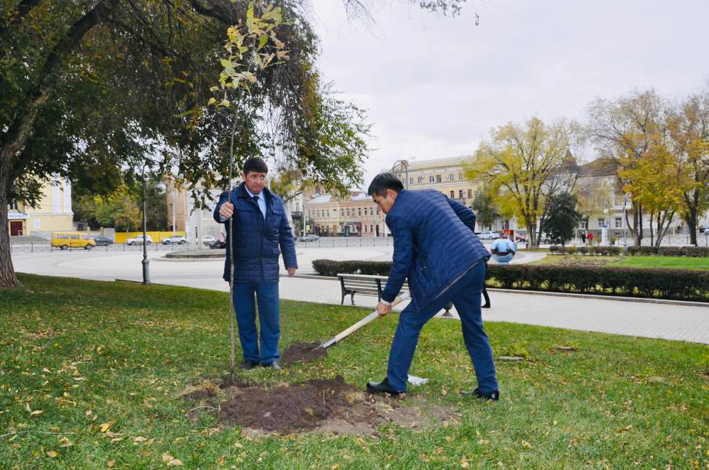 В Астрахани у стен кремля появилась аллея прокуроров