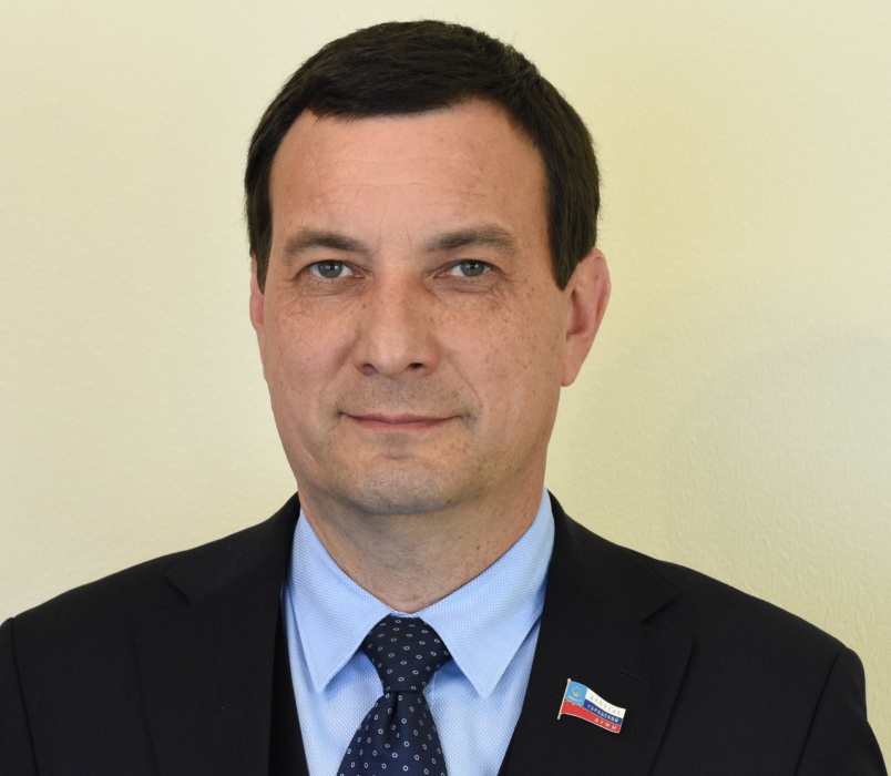 Президиум политсовета АРО "Единая Россия" принял решение исключить Ильдара Измайлова из партии, но тот ушел сам