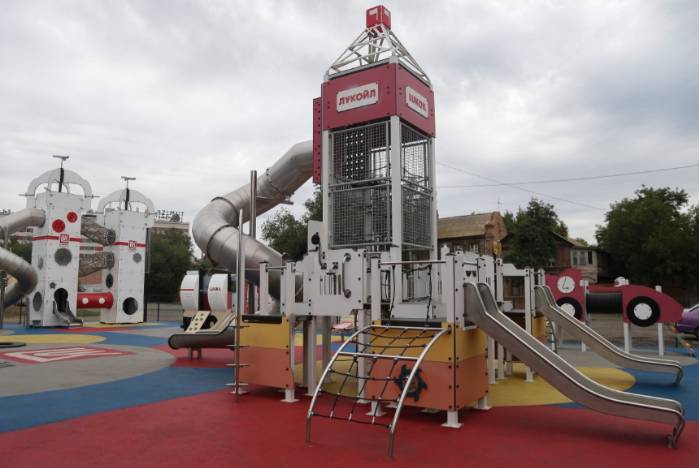ЛУКОЙЛ восстановил детскую площадку «НЕФТЕГРАД»