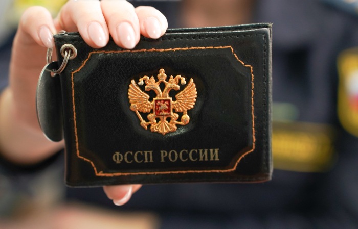 Астраханские приставы заставили организацию вернуть работнику полумиллионную зарплату
