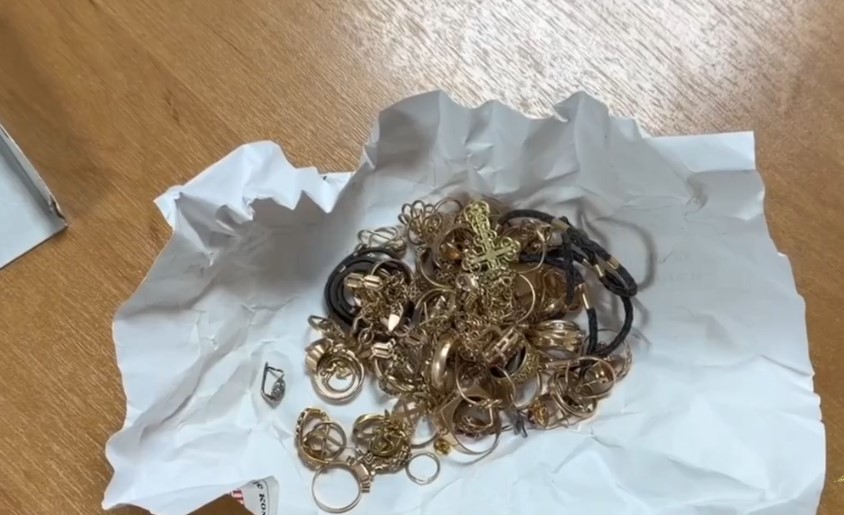 В Астрахани курьер, нанятый мошенниками, вернул похищенное золото на 2,3 млн рублей