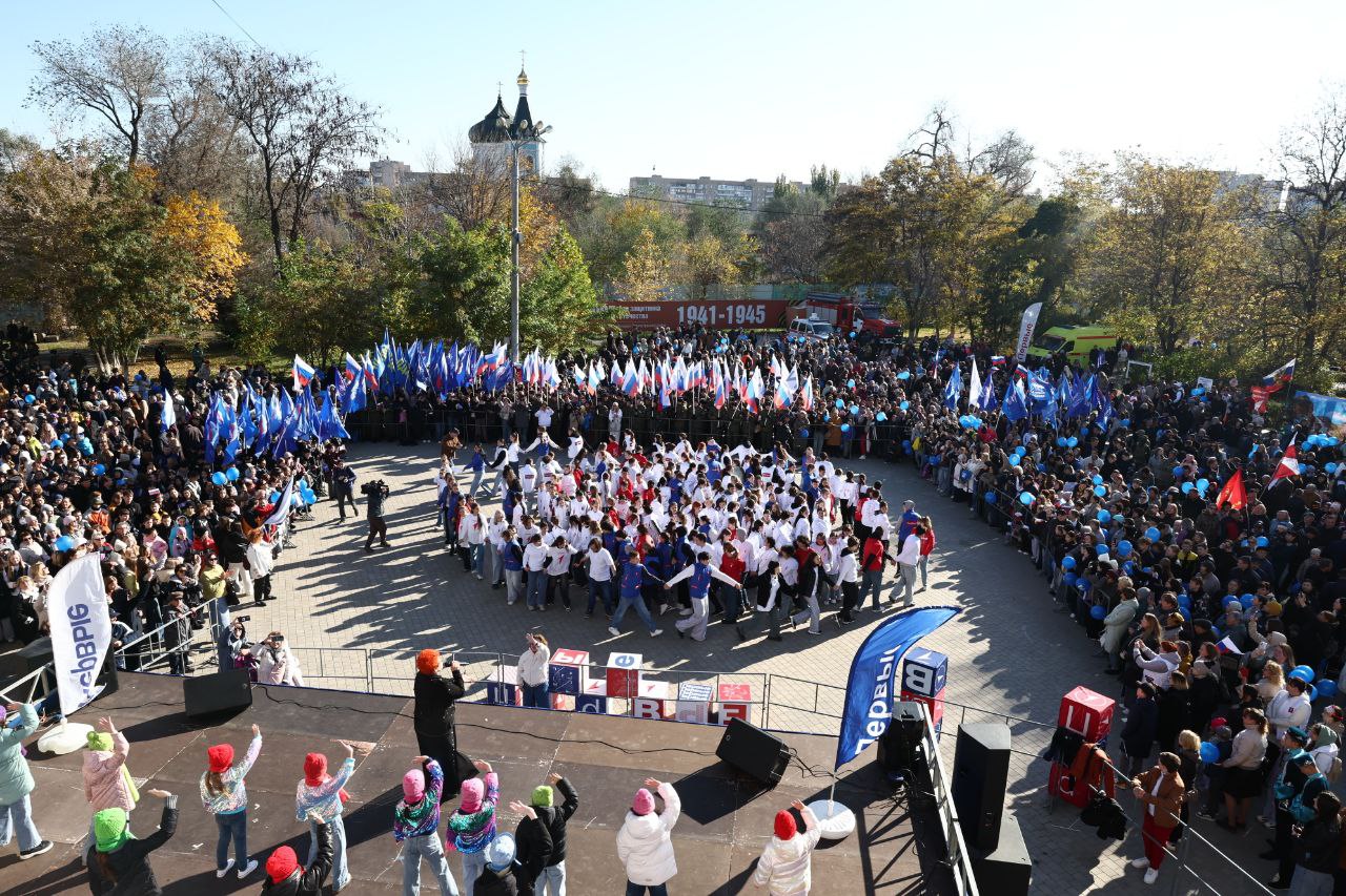 Тысячи астраханцев собрались в «Аркадии» отметить День народного единства
