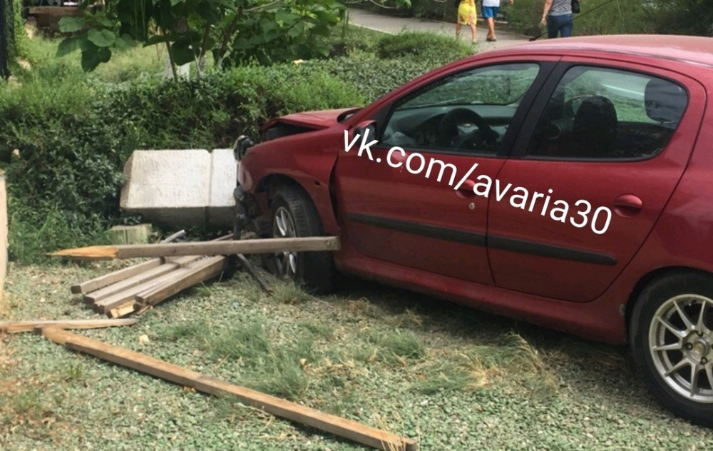 Соцсети: в Астрахани иномарка на большой скорости вылетела с дороги в кусты, уходя от погони