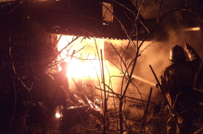 Вечером в степи под Астраханью огнеборцы сражались с крупным пожаром