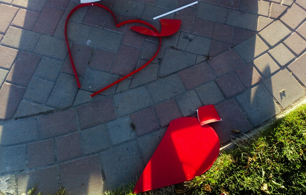 Опять за старое: вандалы сломали знак "Я люблю Астрахань"