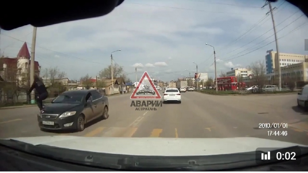 В Астрахани "Человек-паук" попытался спастись от нерадивого водителя, но не смог