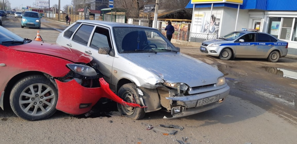 Автоледи не пропустила: в серьезной аварии пострадала маленькая астраханка