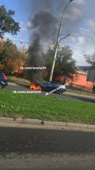 В центре Астрахани загорелась машина