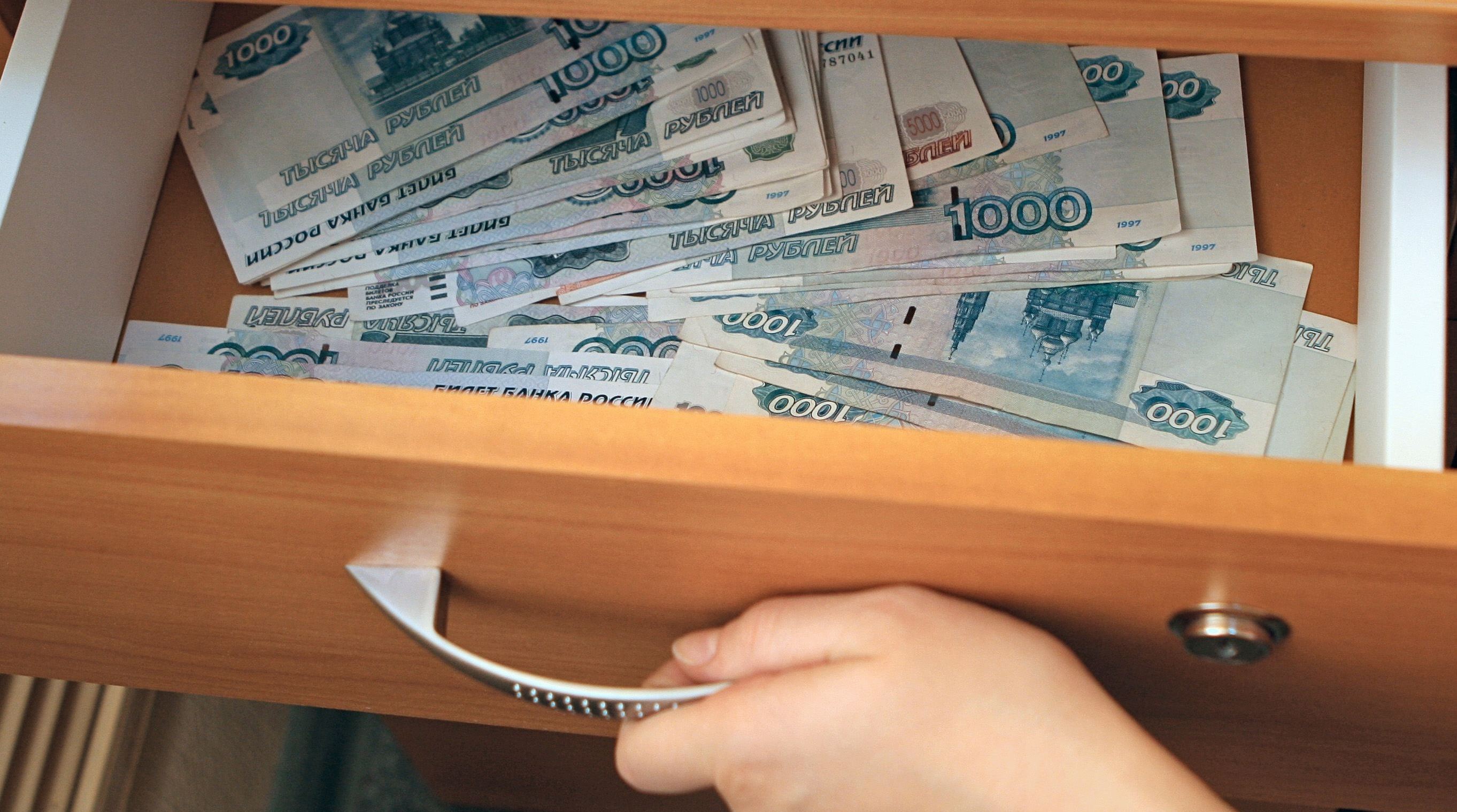 В Астраханской области осуждена судебный пристав, прикарманившая деньги должников