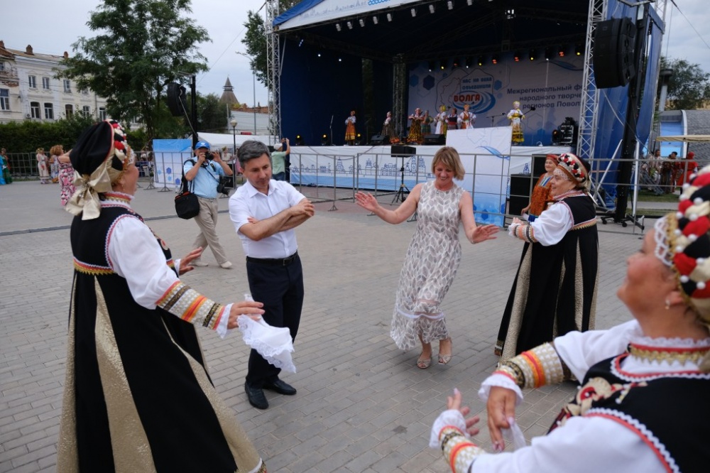 И. о. вице-губернатора области отплясывал кадриль на набережной