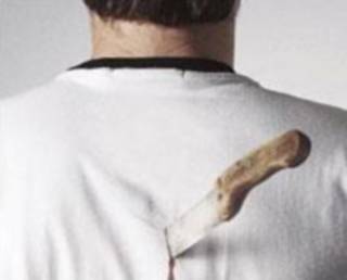 Удар в спину: 17-летняя астраханка набросилась с ножом на случайного знакомого