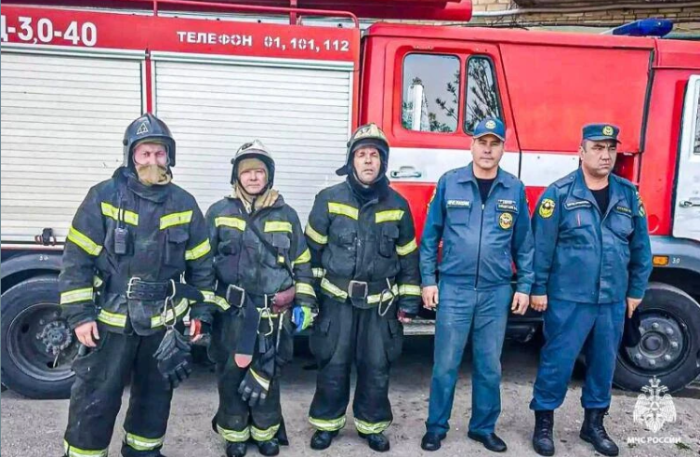 Астраханские спасатели вытащили пять человек из пылающего дома на проспекте Бумажников