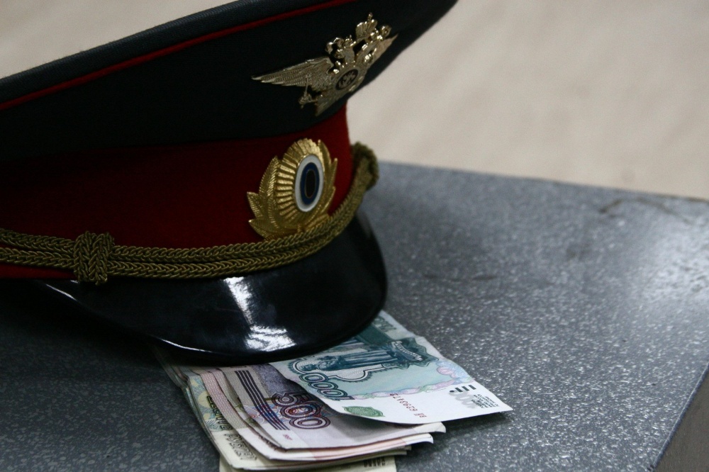Астраханского полицейского подозревают в покровительстве за деньги