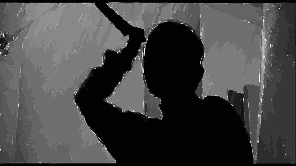 Астраханка несколько дней прятала на кухне разлагающийся труп