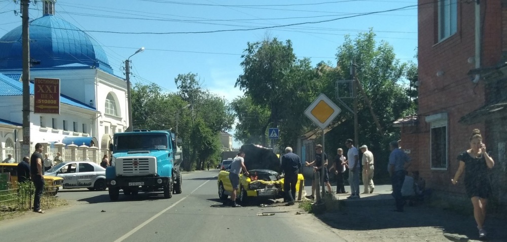 В Астрахани после ДТП загорелся автомобиль