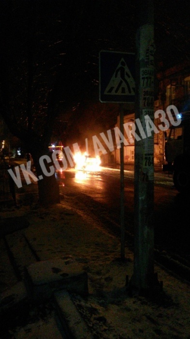 В центре Астрахани загорелся автомобиль