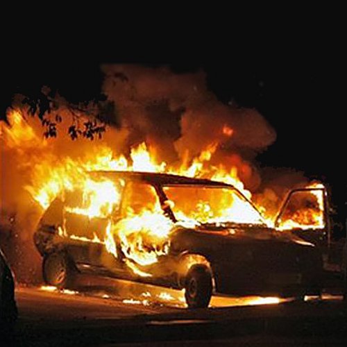 Под Астраханью сгорел гараж вместе с машиной