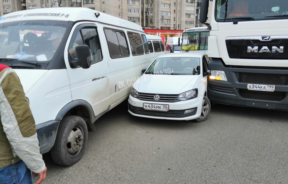 Курьез на дороге: в Астрахани "малышку" зажали два бугая