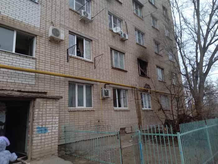 В Астрахани горела квартира в многоэтажке, пострадал жилец