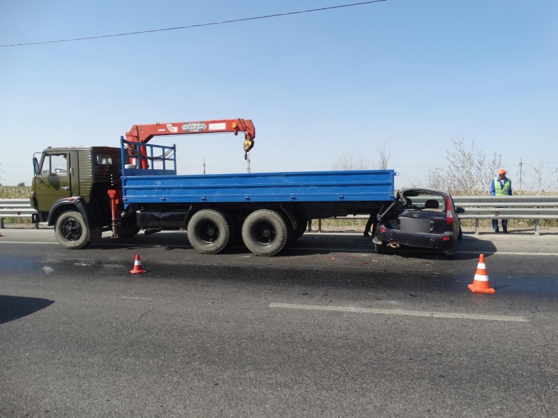 В Астрахани легковушка врезалась в стоящий грузовик дорожных рабочих