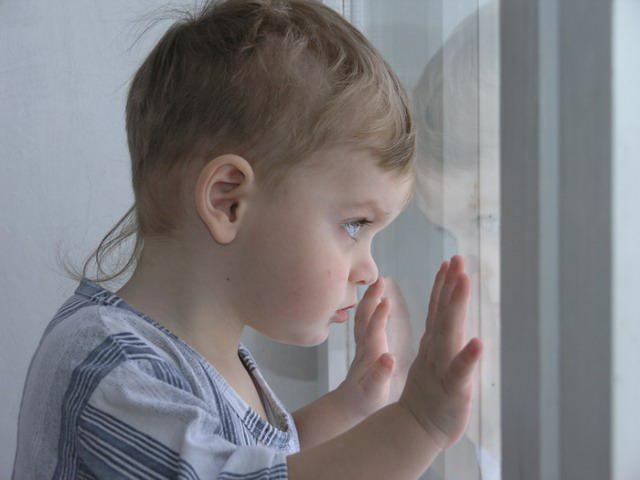 В Астраханской области из окна пятого этажа выпал ребенок