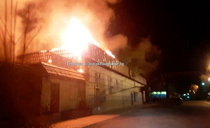 Ночью в Астрахани пожарные тушили огонь почти два часа