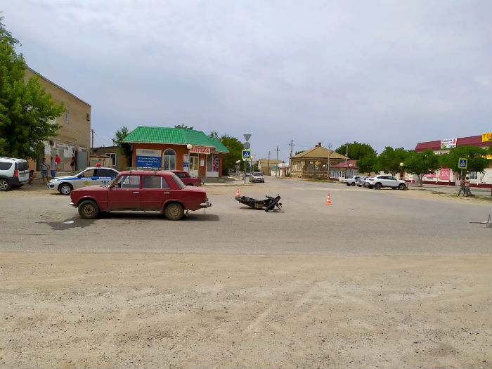 Несовершеннолетний астраханец за рулем мотоцикла попал в предсказуемую аварию