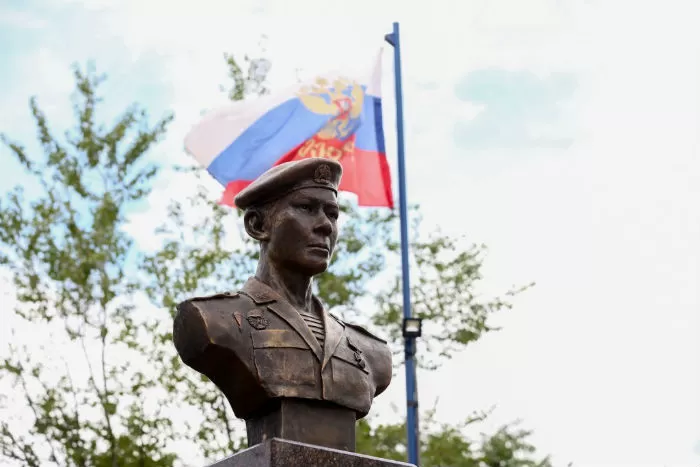 В астраханском селе открыли мемориальную доску в честь десантника 6-й «небесной роты»