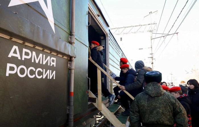 Тысячи астраханцев посетили агитпоезд Минобороны России. Фоторепортаж