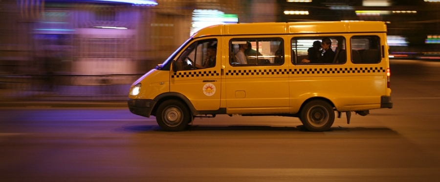 По Астрахани каталась маршрутка с открытыми дверьми